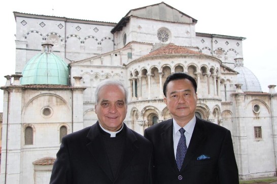 王大使(右)與盧卡代理主教姜諾帝蒙席(左)在聖馬汀諾大教堂前合影