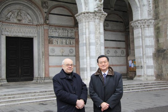 王大使(右)與高齡90歲的資深神父Giampietro Bachini蒙席(左)合影