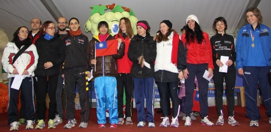 我國選手陳淑華(持國旗者)奪得蒙特福地馬拉松賽女子組第四名與其他選手在頒獎台上合影