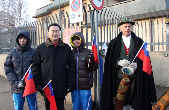 王大使(左2)與我國選手和起跑鳴槍手合影