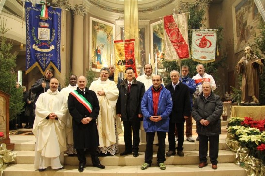 王大使(中立者)出席為蒙特福地馬拉松賽祈福彌撒後，與蒙市市長Carlo Tessari(左3)、蒙特福地教堂本堂神父(左4)、蒙特福地路跑協會主席Giovanni Pressi(右5)及秘書長Gianluigi Pasetto(右4)合影