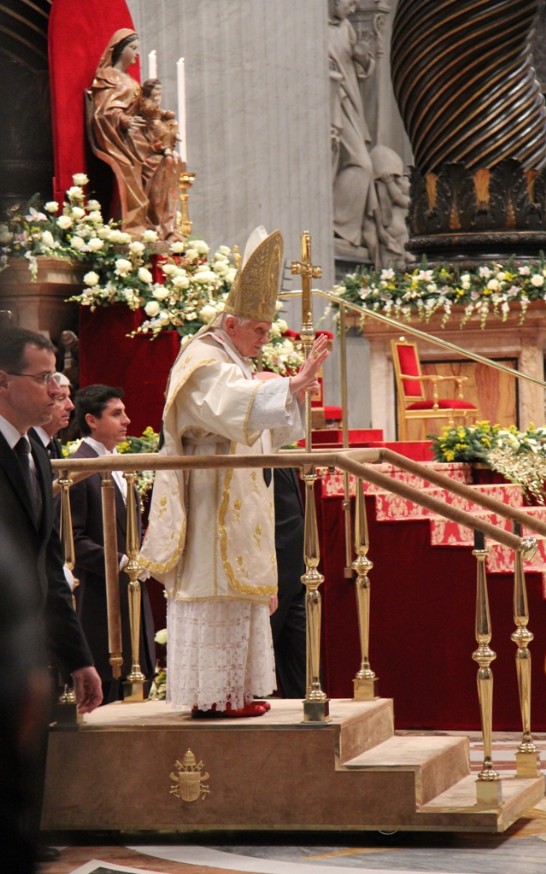 教宗本篤十六世彌撒結束時，向參加彌撒來賓揮手致意