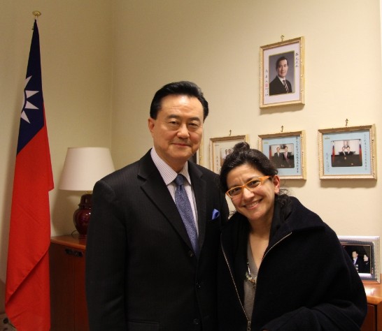 王豫元大使（左）與圖莉主任（右）在大使館會晤後合影