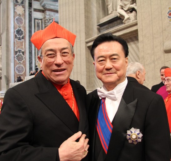 王豫元大使（右）與參加教宗主持之「22位新樞機祝聖典禮」之國際明愛會主席Oscar MARADIAGA樞機主教（左）合影