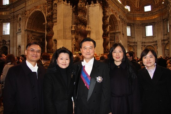 王豫元大使夫婦（左二、三）與參加教宗主持之「22位新樞機祝聖典禮」之大使館館員及眷屬合影