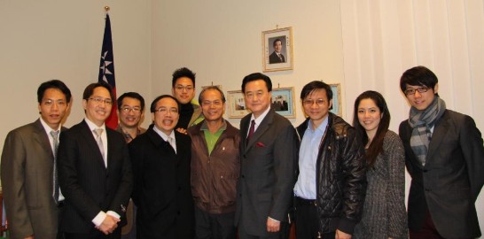 王豫元大使(右四)與林幸道教授(右五)及團員在大使館合影