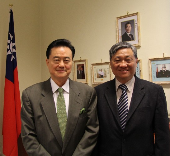 駐教廷大使王豫元（左）與國立暨南國際大學外國語文學系周曉青教授（右）在大使館合影