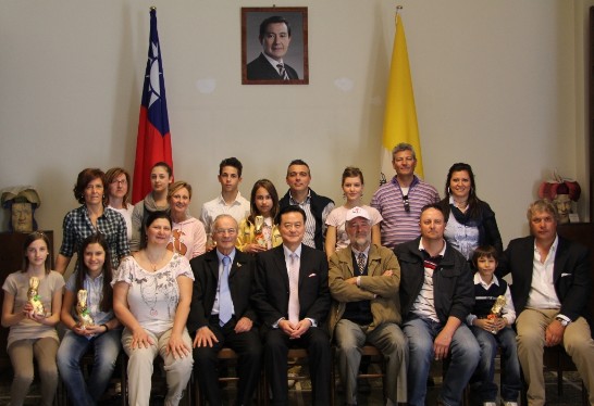 義大利北部蒙特福地市（Monteforte）之「蒙特福地路跑協會（Montefortiana）」訪問團全體團員與駐教廷大使王豫元（中）合影