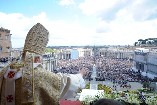 教宗在聖伯多祿大殿中央陽台主持降福儀式並發表復活節文告（Urbi et Orbi）