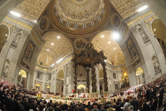從側面拍攝聖保祿大殿霎時燈火通明象徵耶穌復活