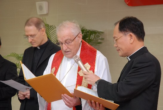 高澤農樞機主教(Zenon Card. Grocholewski)於2011年12月1日親自命名靜宜大學體育館為「若望保祿二世體育館」並予以降福，圖為高澤農樞機主教主持降福儀式