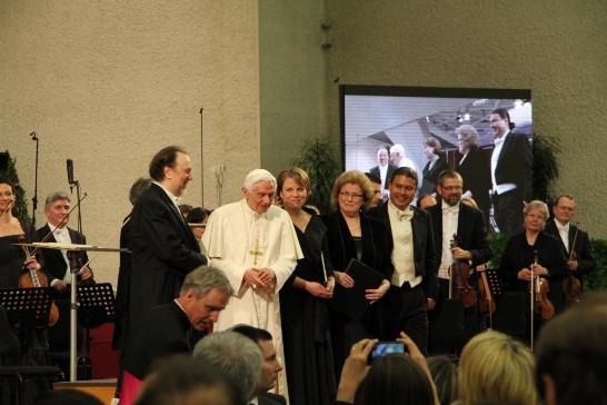 音樂會結束後，教宗本篤十六世（前排著白衣者）與樂團指揮李卡多‧夏伊（教宗右側）、女中音芬珂（教宗左側1）、女高音奧娜索娃（教宗左側2）及男高音達維斯（教宗左側3）合影