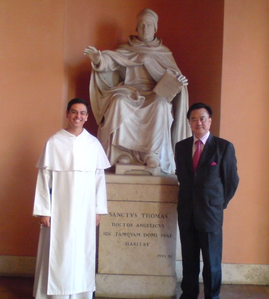 駐教廷大使王豫元（右）與聖多瑪斯大學副校長Alejandro CROSTHWAITE神父（左）在聖多瑪斯大學之聖多瑪斯紀念雕像前合影