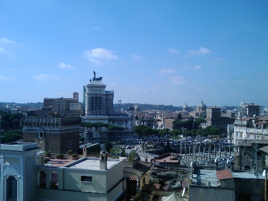 從聖多瑪斯大學校園遠眺羅馬古市集及威尼斯廣場等景點