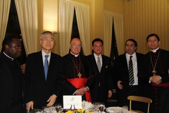王豫元大使（中右）與馬丁諾樞機（中左）、韓國駐梵大使Thomas Hong-Soon HAN（左二）、巴拉圭駐梵大使Esteban KRISKOVICH、（右二）、「萬民福音部」秘書長韓大輝總主教（右一）及「醫療牧靈委員會」官員Msgr. Charles NAMUGERA蒙席（左一）合影