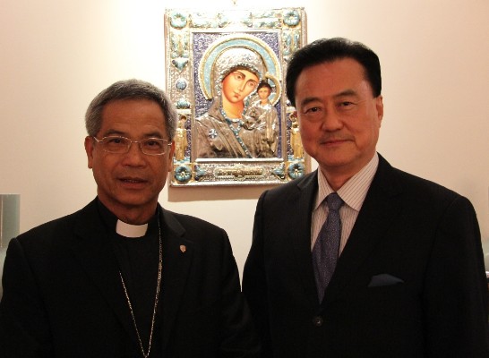 駐教廷大使王豫元（右）與台灣地區主教團主席洪山川總主教（左）在教宗親自降福之聖母聖嬰像前合影