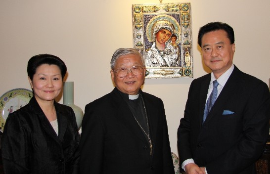駐教廷大使王豫元夫婦（右、左）與台南教區林吉男主教（中）在教宗親自降福之聖母聖嬰像前合影