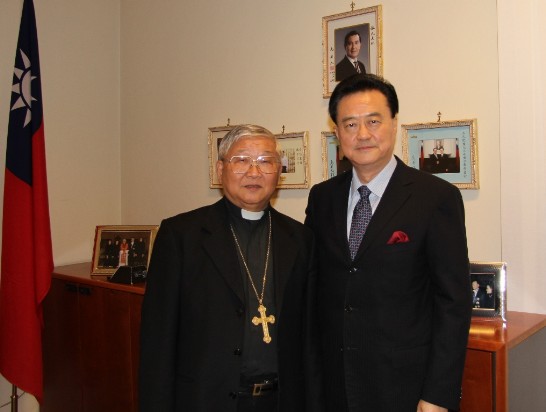 駐教廷大使王豫元（右）與台南教區林吉男主教（中）在大使館合影