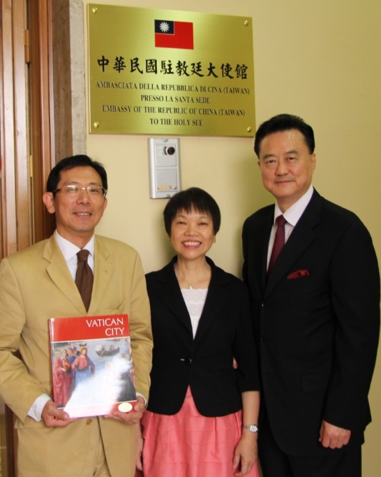 王豫元大使（右）與資策會周女士新基（中）、何組長元圭在大使館門前合影