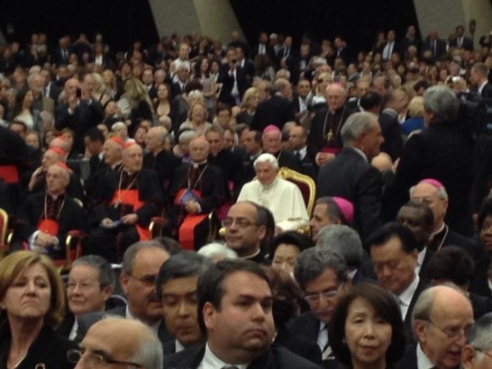 王大使(教宗左前方低頭讀節目單者)出席慶祝教宗就職七週年音樂會，列席於接近教宗之駐梵使節團專區