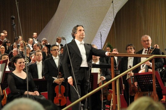 國際知名指揮家慕提(中立者)率領羅馬歌劇院交響樂團及合唱團以古典音樂慶賀教宗就職七週年