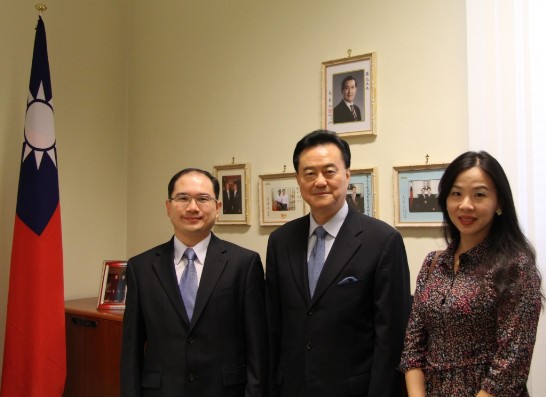 駐教廷王大使豫元（中）與台中榮民總醫院耳鼻喉部主治醫師凃智文醫師夫婦（左一與右一）合影