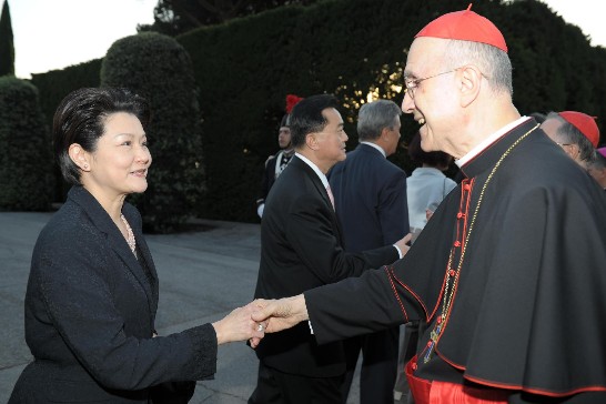 教廷國務院院長貝鐸雷樞機主教（右一）與中華民國駐教廷王豫元大使夫人握手（左一）
