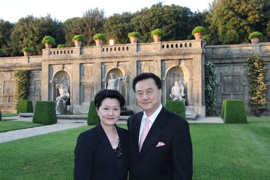 王豫元大使夫婦在秘密花園前合影