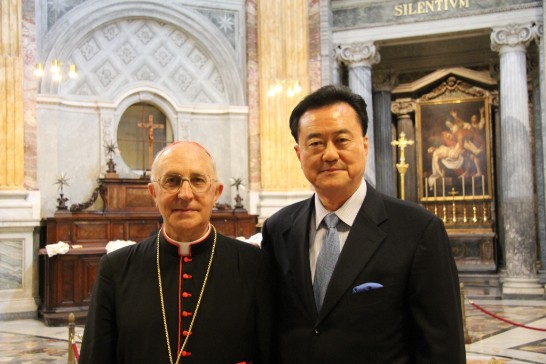 王豫元大使（右一）與教廷萬民福音部部長費洛尼樞機主教（左一）合影