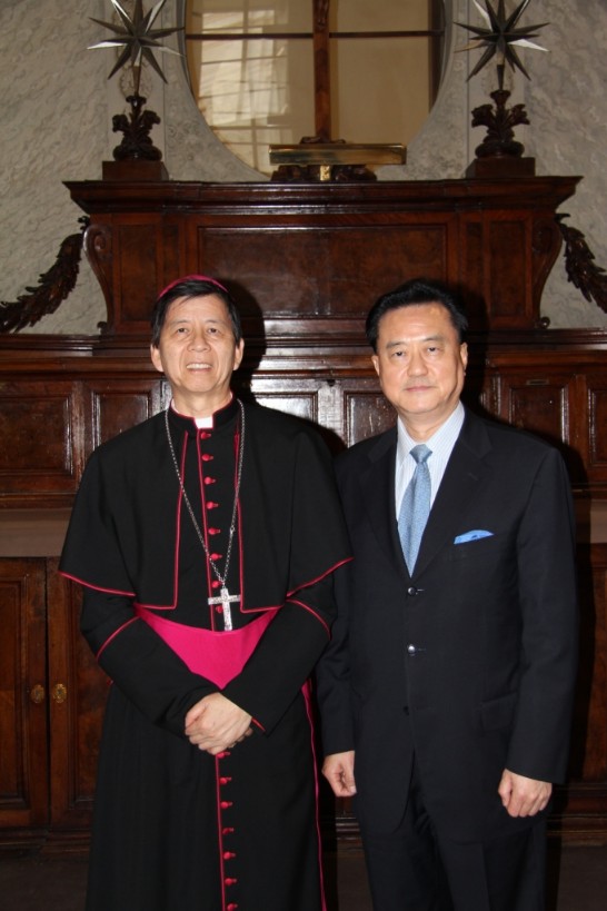 王豫元大使（右一）與教廷萬民福音部秘書長韓大輝總主教（左一）合影