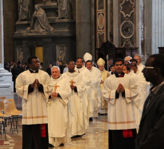教廷萬民福音部部長費洛尼樞機主教與輔祭神職人員一同進入彌撒會場