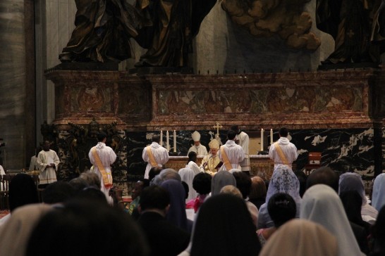 4位傳信大學修士被一一唱名上台接受晉鐸禮