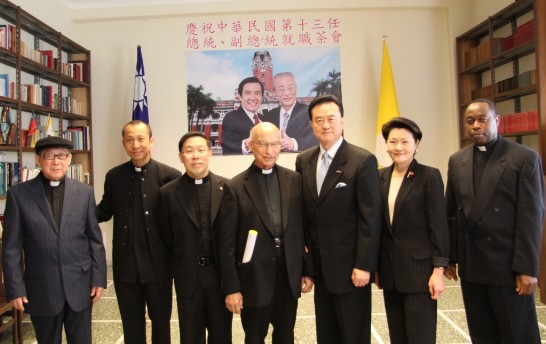 王豫元大使夫婦（右三及右二）與外籍及我國籍資深神父合影