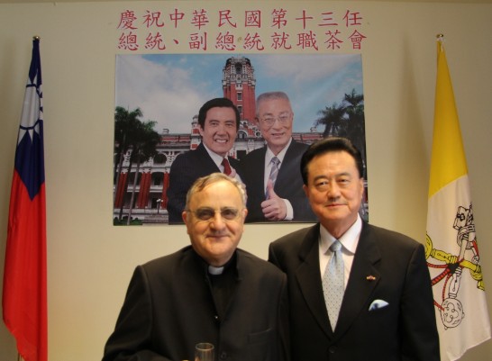 王豫元大使（右一）與西班牙籍山樂曼神父（左一）合影