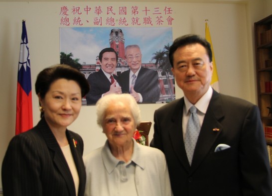 王豫元大使夫婦（右一及左一）與西班牙籍沙惠仁修女（中）合影