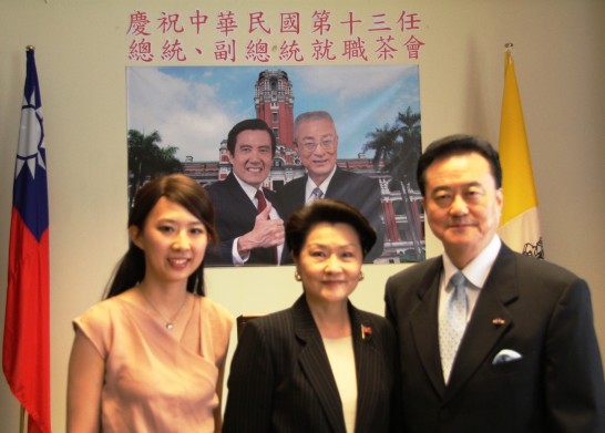 王豫元大使夫婦（右一及中間）與台灣旅義年輕女高音劉夢潔小姐（左一）合影