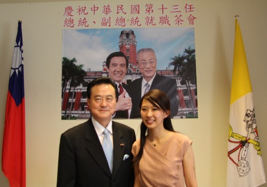 王豫元大使（左一）與台灣旅義年輕的女高音劉夢潔小姐（右一）合影