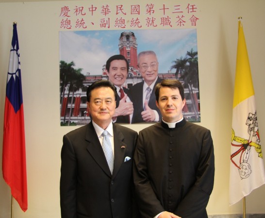王豫元大使（左一）與墨西哥籍Guillermo Garçia神父（右一）合影