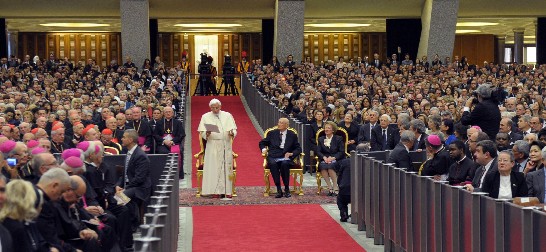 教宗本篤十六世於音樂會後致謝詞，義大利總統拿坡里塔諾(Giorgio Napolitano)夫婦列席於教宗左側。照片右下邊緣可見到王大使夫人坐在駐梵使節團區。