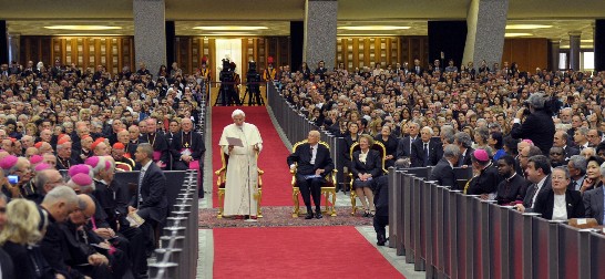 教宗本篤十六世於音樂會後致謝詞，義大利總統拿坡里塔諾(Giorgio Napolitano)夫婦列席於教宗左側。照片右下邊緣可見到王大使夫人坐在駐梵使節團區。