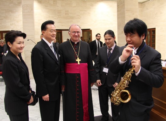 教廷醫療牧靈委員會主席齊懋斯基總主教（中）與王豫元大使夫婦（左二及左一）在會場與兩位視障演奏家周建宇先生（右二）、張林峰先生（右四）寒暄