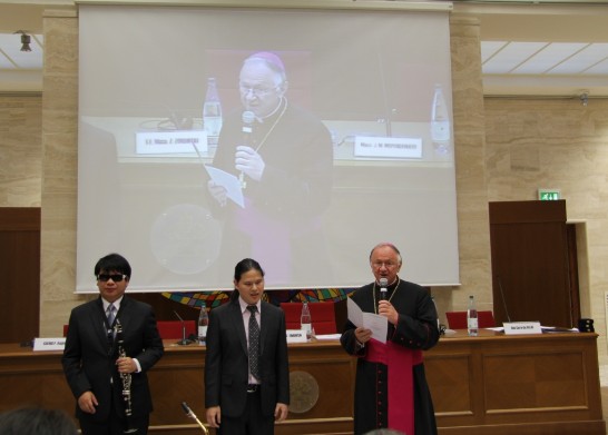 教廷醫療牧靈委員會主席齊懋斯基總主教（右一）於會後致詞讚揚兩位演奏家精彩的演出
