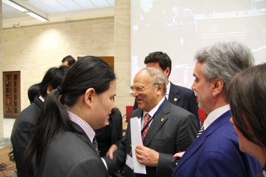 在場視障專家及學者們上前向兩位視障演奏家道賀致意