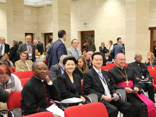 王豫元大使夫婦（中）與醫牧會主席齊懋斯基總主教（右一）及秘書長Mons. Jean-Marie Musivi Mupendawatu蒙席（左一）