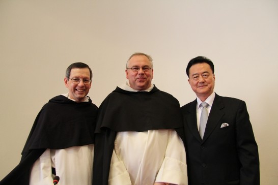 駐教廷大使王豫元（右）與教廷宗座聖多瑪斯大學校新任校長Miroslav K. Adam神父（中）及「道明會」美國芝加哥負責人Michael神父（左）在就職典禮會場合影