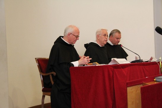 「道明會（Dominicans）」副總會長Edward Ruane神父（中）主持教廷宗座聖多瑪斯大學校新任校長Miroslav K. Adam神父（右）就職典禮