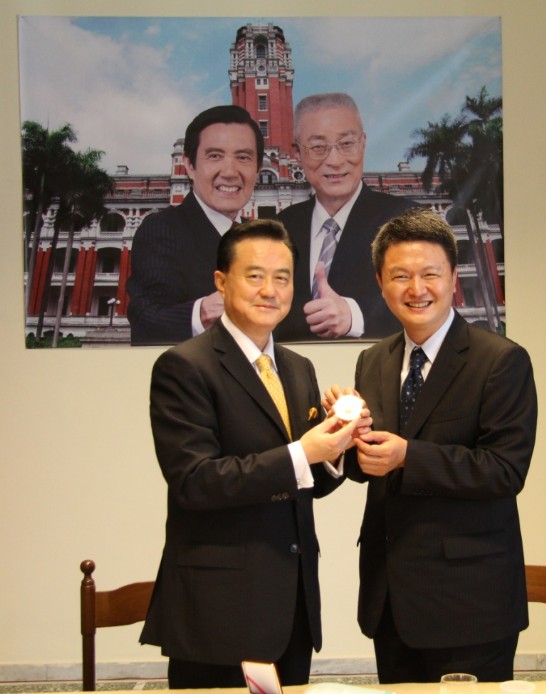 「中華創新發明學會」吳秘書長智堯（右）致贈該學會紀念章予王豫元大使（左）