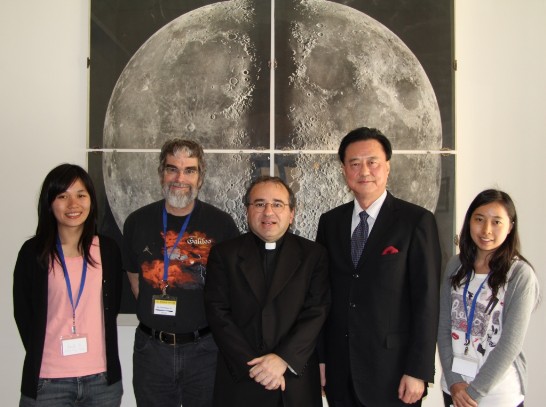 王豫元大使（右二）與天文台台長Funes神父（中間）、負責公關事務Consolmagno先生（左二）、王品方小姐（左一）及泰籍華裔研究生Ms Nahathai（右一）合影