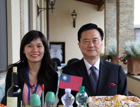 王豫元大使（右）與王品方小姐（左）在有華民國國旗的餐桌用餐