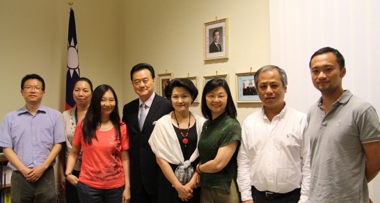 參加在義大利羅馬舉行之2012年「第19屆國際音樂學學會大會（International Musicological Society Congress）」之中華民國代表團拜會駐教廷大使王豫元夫婦（左四、左五）